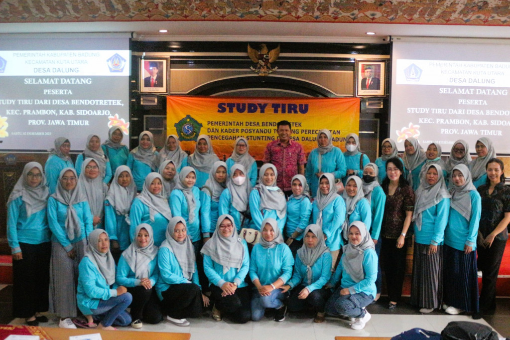 Kegiatan Studi Tiru TP-PKK dan Kader Posyandu Desa Bendotretek, Jawa Timur mengunjungi Desa Dalung